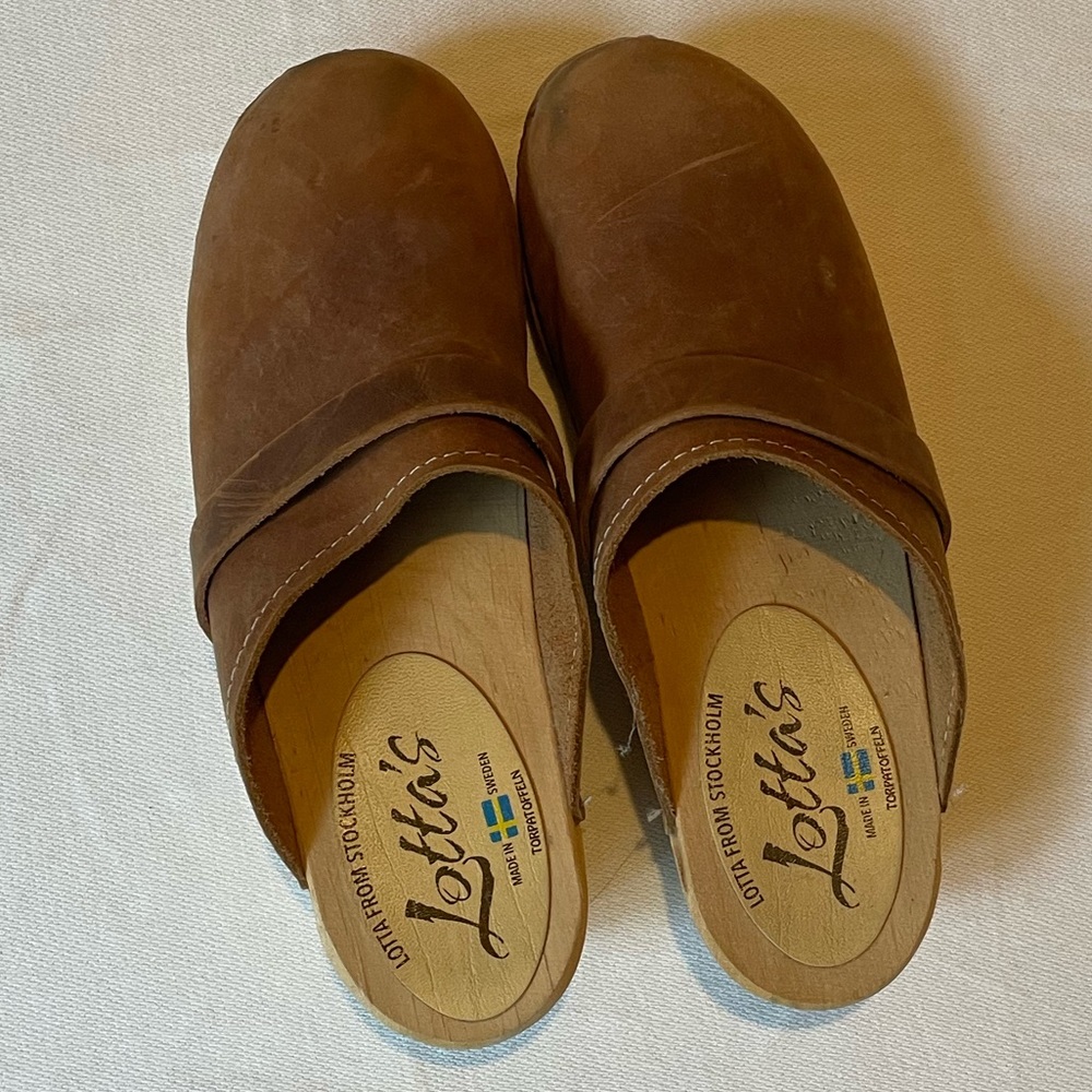 Lotta brown leather clogs